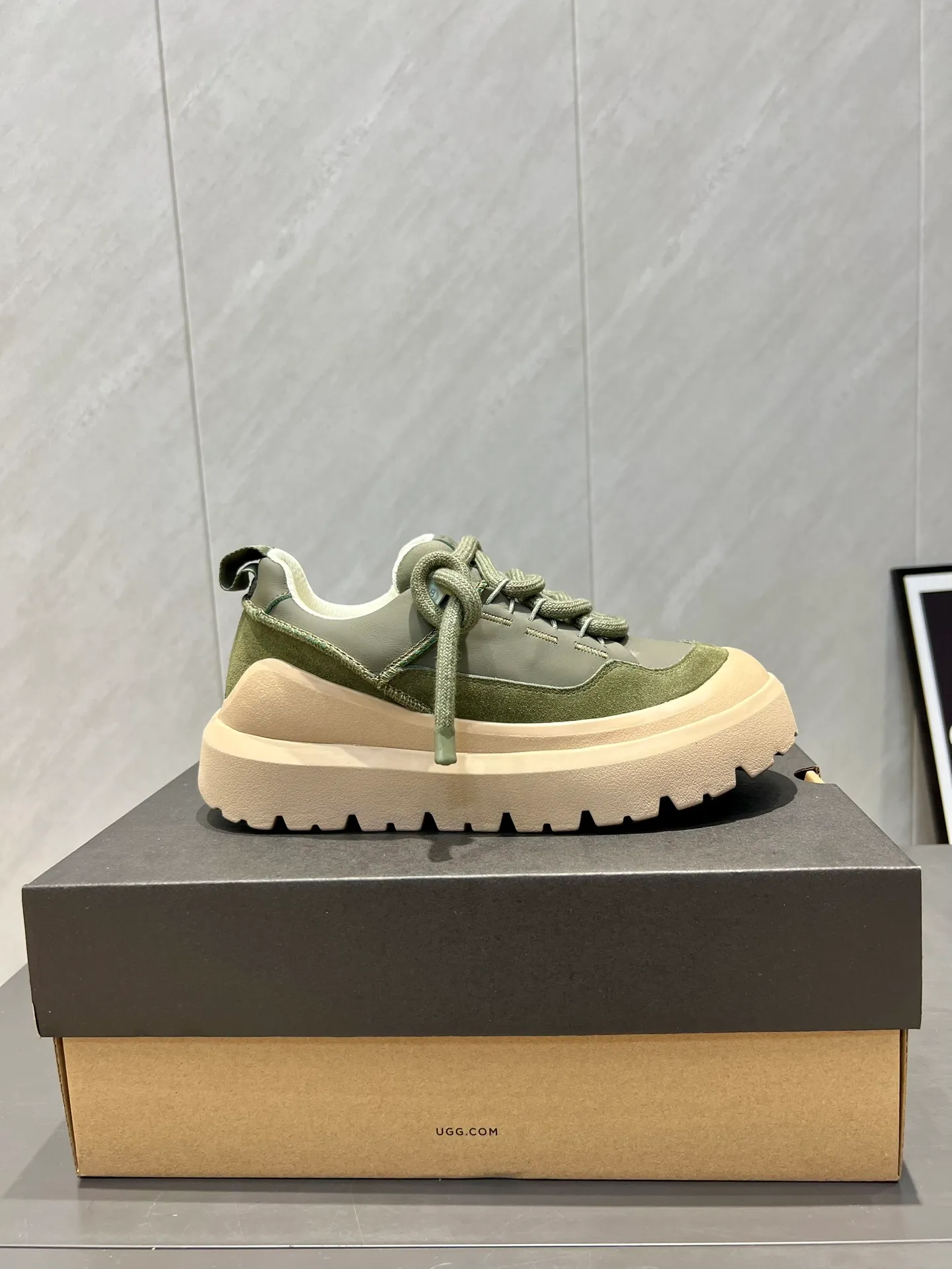 Factory: Couple P620💰 "Exclusive top version" UGG~25vs popular platform thick-soled casual shoes series... [Couple's thick-soled Maori casual shoes] A shoe that will not clash with shirts, simple partition design ➕ spotted outsole, silk curly upper, a must-have for autumn and winter, can be worn with any pants or skirt, very comfortable and good-looking... ❶Fabric: Original customized cow ➕ Sheepskin ❷Inner lining: original customized wool ❸Feet: original customized sheepskin ❹Outsole: original molded foam outsole ❺Number: 35-44 (Female 41. Male 45. Customized, non-returnable) ❻Packaging: Original full set of packaging ☀Color: Official website updated simultaneously